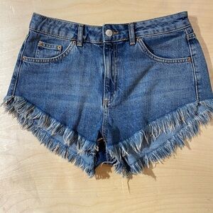 Kiri Frayed Hemmed Jean Shorts size 8 (CZ)